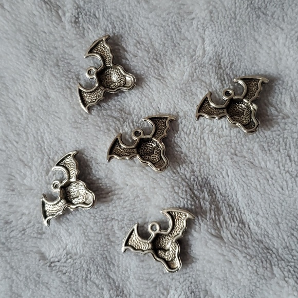 Five skull bat wings pendents for jewelry making. - Picture 2 of 2